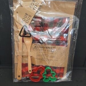 NEW NEVER OPENED COOKING SET BIG BEAR LITTLE BEAR COOKIE CUTTERS 2 APRONS